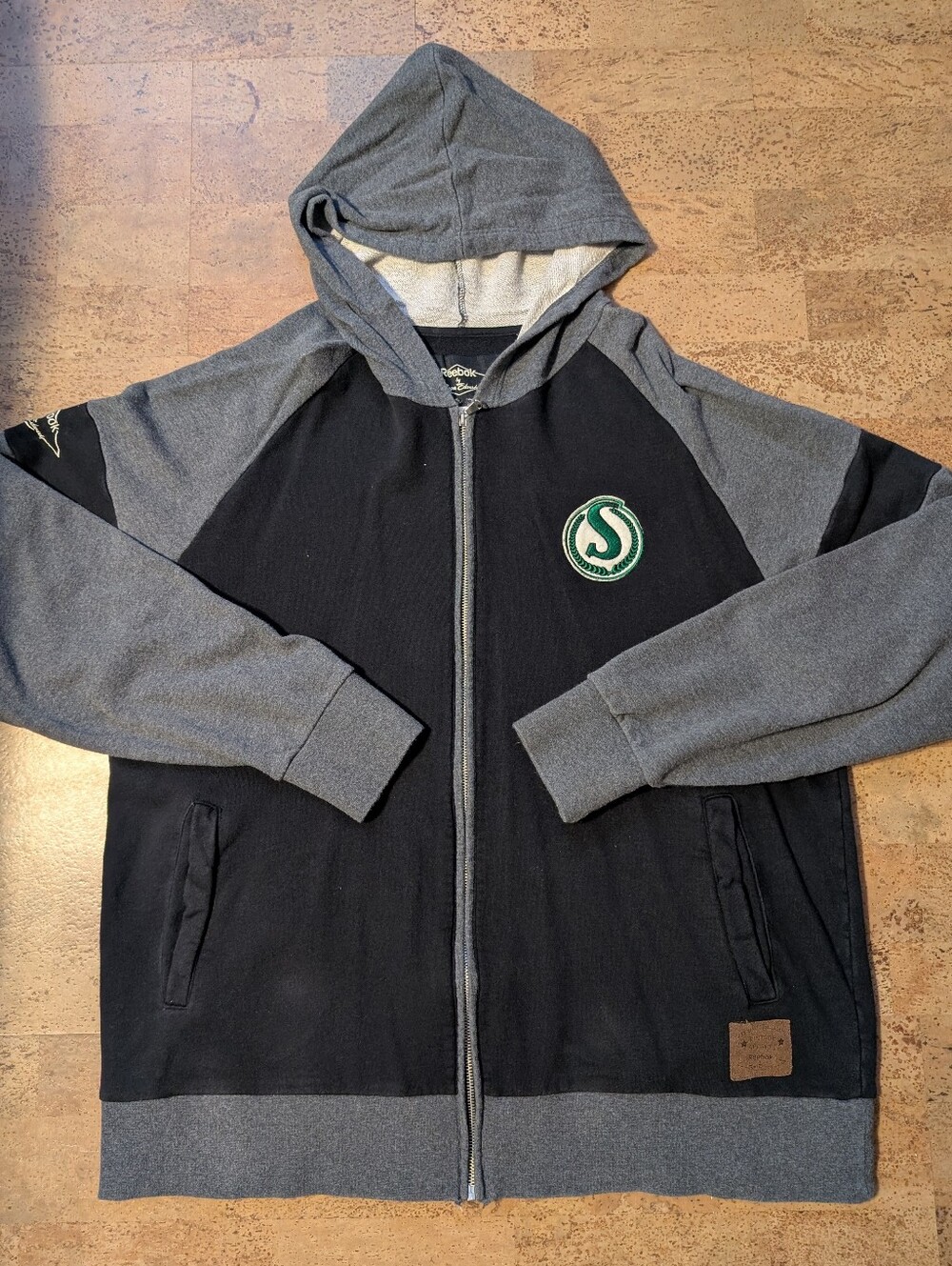 Saskatchewan Roughriders Reebok CFL Men's XL Zip Up Hooded Sweatshirt Hoodie